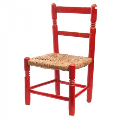Krzesełko dziecięce lakierowane na czerwono. 